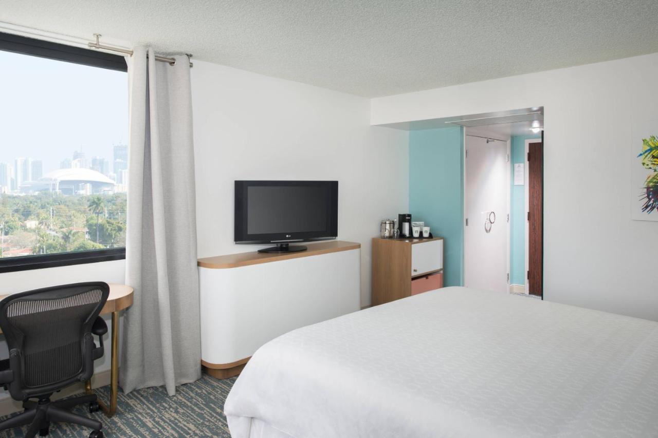 Traditional King Room City View Roll Shower Mobility Accessible