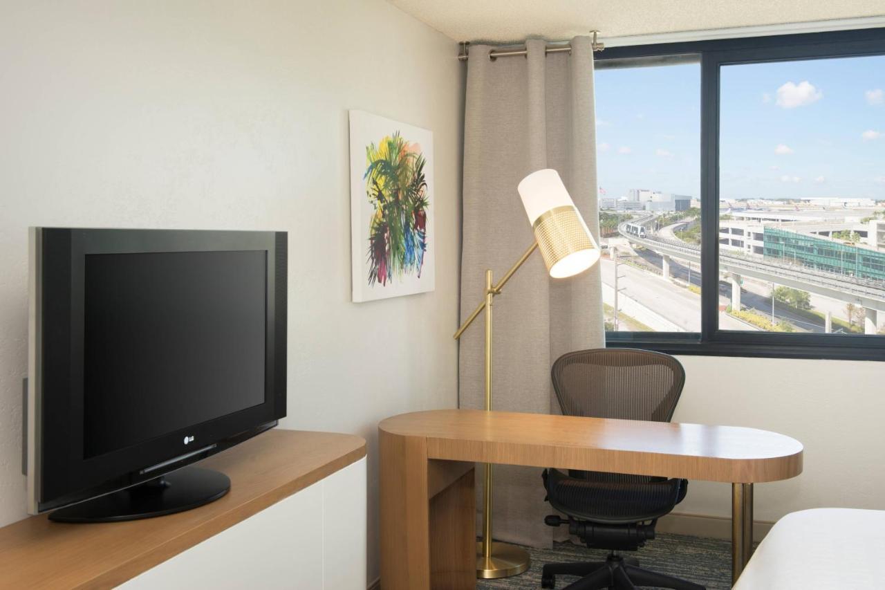 Traditional King Room City View Roll Shower Mobility Accessible