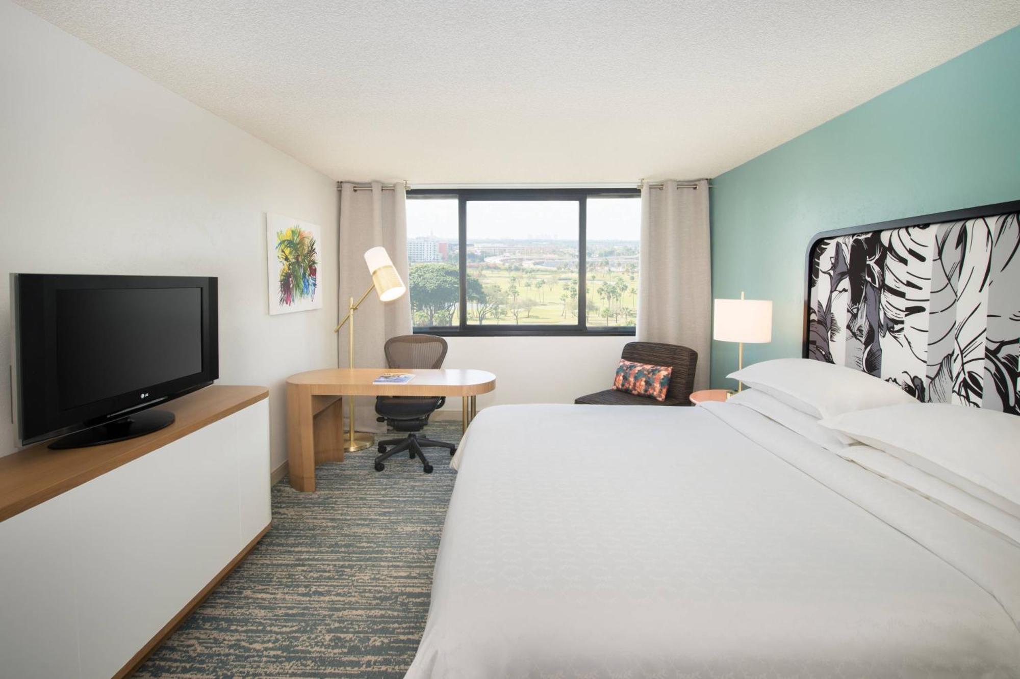 Traditional King Room City View Roll Shower Mobility Accessible